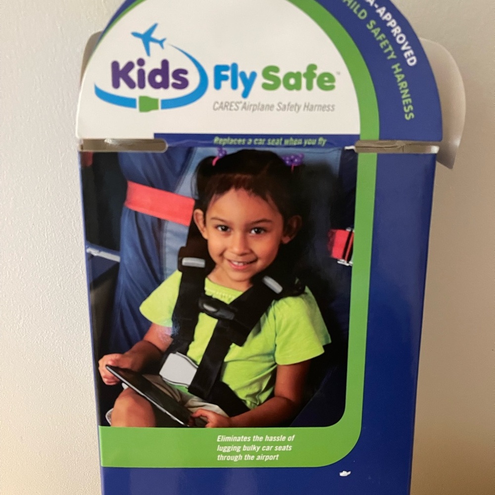 Black Travel Safety Harness for Secure Airplane Journeys